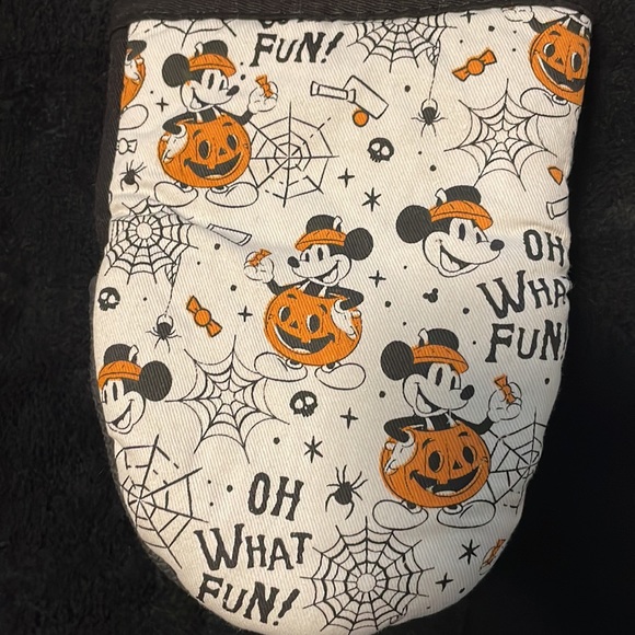 Mickey Mouse pumpkin mini oven mitts. - Picture 4 of 4